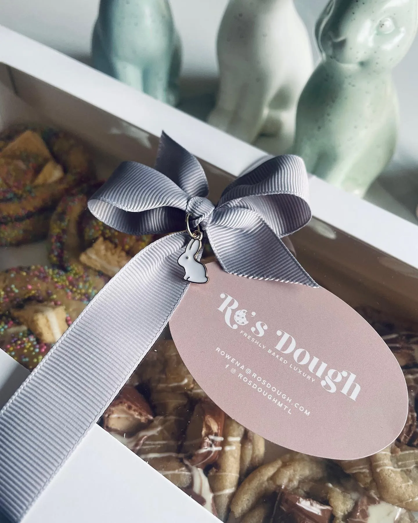 16 cookie box easter bunny charm detail