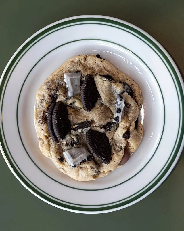 Cookies and cream cookie green rim plate